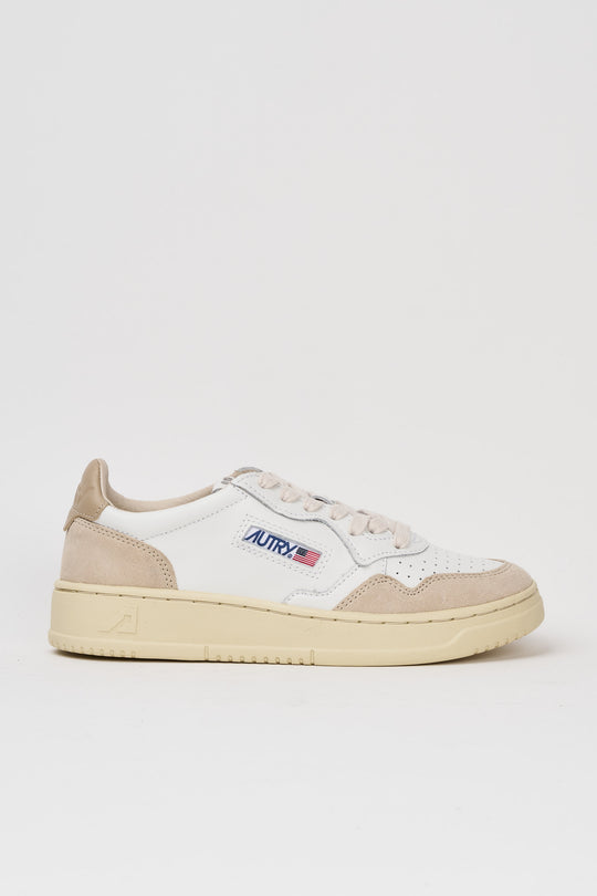 Autry Medalist Low Sneackers in Leather Suede in White Pepper Colour